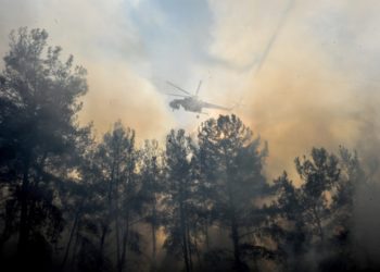 Ελικόπτερο πραγματοποιεί ρίψεις νερού στην κατάσβεση της πυρκαγιάς που ξέσπασε στη Ρόδο (φωτ.; ΑΠΕ-ΜΠΕ/ΑΠΕ-ΜΠΕ/Λευτέρης Δαμιανίδης)