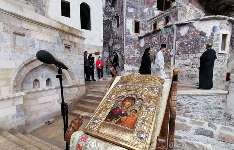 Η εικόνα της Παναγίας στη Μονή της Παναγίας Σουμελά στον Πόντο, τον Δεκαπενταύγουστο του 2021 (φωτ.: 61saat.com)