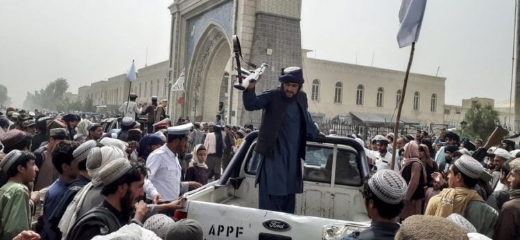 Ταλιμπάν κάνουν επίδειξη ισχύος στην Κανταχάρ, στο Αφγανιστάν (φωτ.: EPA/STRINGER)
