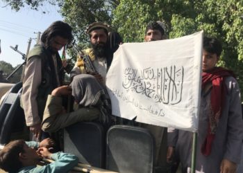 Ταλιμπάν δείχνουν τη σημαία τους, μετά την ανάληψη ελέγχου του Τζαλαλαμπάντ, στο Αφγανιστάν (φωτ.: EPA/STRINGER)