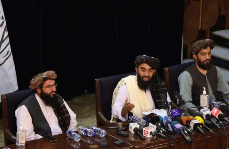 Ο εκπρόσωπος των Ταλιμπάν Ζαμπιχουλάχ Μουζαχίντ (φωτ.: EPA/STRINGER)