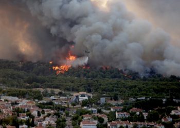 Φωτιά καίει δέντρα στην περιοχή της Βαρυμπόμπης. Μάρτυρες λένε για πολλά καμένα σπίτια (φωτ.: ΑΠΕ-ΜΠΕ/ Ορέστης Παναγιώτου)