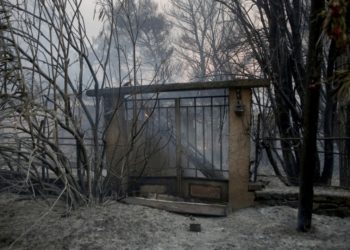 Καμένο σπίτι μετά τη φωτιά που ξέσπασε σε δασική έκταση στην περιοχή της Βαρυμπόμπης (φωτ.: ΑΠΕ-ΜΠΕ/Γιάννης Κολεσίδης)