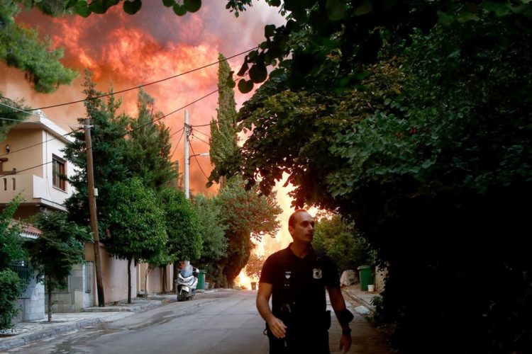 Φωτιά καίει δέντρα στην Βαρυμπόμπη που εκκενώθηκε πριν από μερικές ώρες (φωτ.: ΑΠΕ-ΜΠΕ/Γιάννης Κολεσίδης)