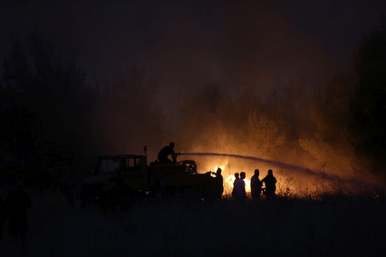 Πυροσβέστες ρίχνουν νερό για να σβήσουν την φωτιά που ξέσπασε σε δασική έκταση στην περιοχή της Βαρυμπόμπης (φωτ.: ΑΠΕ-ΜΠΕ/ΑΠΕ-ΜΠΕ/Ορέστης Παναγιώτου)