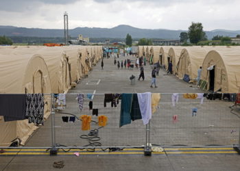Άτομα που έχουν ξεφύγει από το Αφγανιστάν, στη βάση των ΗΠΑ στη Γερμανία (φωτ.: EPA/ Ronald Wittek)