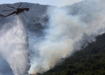 Ελικόπτερο Σικόρσκι ρίχνει νερό στη φωτιά  στο μέτωπο της Μαλακάσας, Σάββατο 7 Αυγούστου 2021 (φωτ.: ΑΠΕ-ΜΠΕ/ Αλέξανδρος Μπελτές)