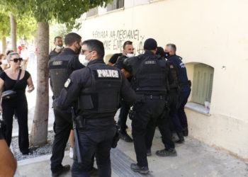 Αστυνομικοί συνοδεύουν τον κατηγορούμενο κατά την εισαγωγή του στα δικαστήρια, την Τετάρτη 25 Αυγούστου 2021 (φωτ.: ΑΠΕ-ΜΠΕ / Νίκος Χαλκιαδάκης)