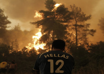 Πολίτες επιχειρούν στην κατάσβεση της πυρκαγιάς στην περιοχή Πευκί στην Βόρεια Εύβοια, Κυριακή 8 Αυγούστου 2021 (φωτ.: ΑΠΕ-ΜΠΕ/ Κώστας Τσιρώνης)
