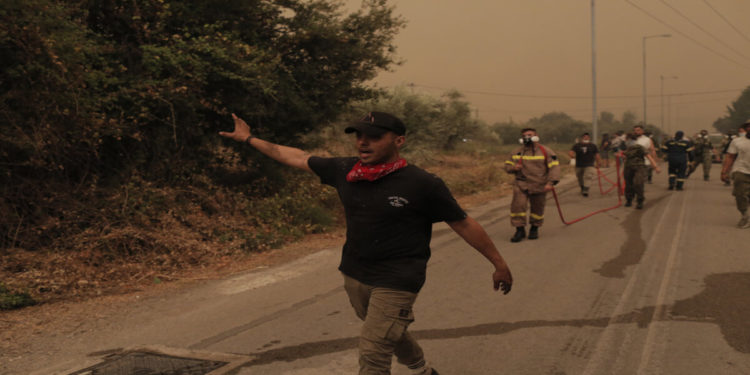 Πολίτες και πυροσβέστες επιχειρούν στην κατάσβεση της πυρκαγιάς στην περιοχή Πευκί στη βόρεια Εύβοια, Κυριακή 08 Αυγούστου 2021 (φωτ.: ΑΠΕ-ΜΠΕ/ Κώστας Τσιρώνης)