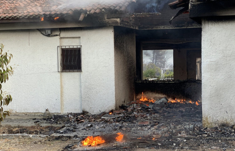 Σπίτι έχει πιάσει φωτιά στην περιοχή   Κήρινθο κοντά στην Λίμνη Ευβοίας, Παρασκευή  6 Αυγούστου 2021 (φωτ.: ΑΠΕ-ΜΠΕ/ Παναγιώτης Κουρός)