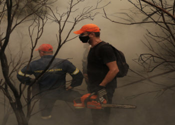 Πυροσβέστες του πεζοπόρου τμήματος Θεσσαλίας, επιχειρούν σε δασική έκταση κοντά στο χωριό Ιστιαία κατά τη διάρκεια πυρκαγιάς στην Εύβοια, Δευτέρα 9 Αυγούστου 2021 (φωτ.: ΑΠΕ-ΜΠΕ/ Κώστας Τσιρώνης)