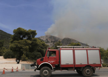 Πυροσβεστικό όχημα κατευθύνεται προς το σημείο κατάσβεσης  κατά τη διάρκεια δασικής πυρκαγιάς στην Πάρνηθα, Σάββατο 07 Αυγούστου 2021 (φωτ.: ΑΠΕ-ΜΠΕ/ Κώστας Τσιρώνης)