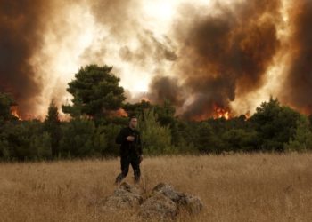 Πυκνοί καπνοί και πύρινες γλώσσες διακρίνονται  πυρκαγιάς στον οικισμό Δροσοπηγή, στη βορειοανατολική Αττική (φωτ.: ΑΠΕ-ΜΠΕ / Γιάννης Κολεσίδης)