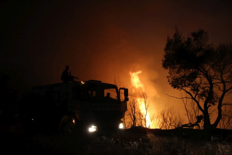 Πυροσβέστες ρίχνουν νερό για να σβήσουν την φωτιά που ξέσπασε σε δασική έκταση στη Bαρυμπόμπη (φωτ: ΑΠΕ-ΜΠΕ/ Ορέστης Παναγιώτου)