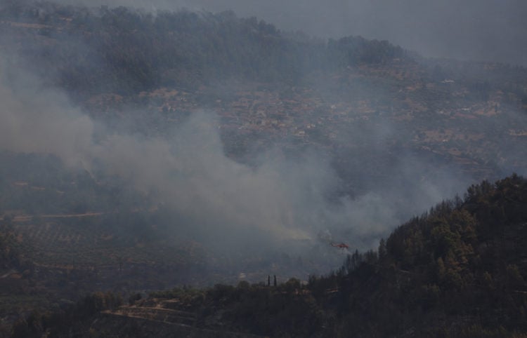 Καπνοί από τη φωτιά στη Γορτυνία όπως φαίνονταν από το χωριό Νεμούτα (φωτ.: ΑΠΕ-ΜΠΕ / Αλέξανδρος Μπελτές)