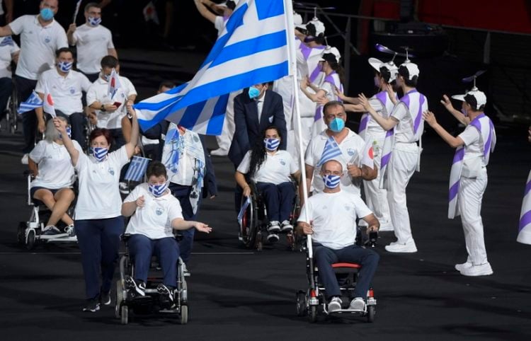 Η είσοδος της ελληνικής παραολυμπιακής αποστολής στο εθνικό στάδιο του Τόκιο (Φωτ.: EPA / Szilard Koszticsak)