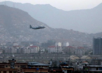 Στρατιωτικό αεροσκάφος απογειώνεται από το διεθνές αεροδρόμιο «Χαμίντ Καρζάι» της Καμπούλ (φωτ.: EPA / Akhter Gulfam)