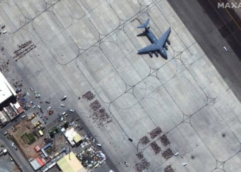 Φωτογραφία από δορυφόρο δείχνει τον κόσμο που έχει συγκεντρωθεί στο αεροδρόμιο της Καμπούλ (φωτ.: Maxar Technologies)