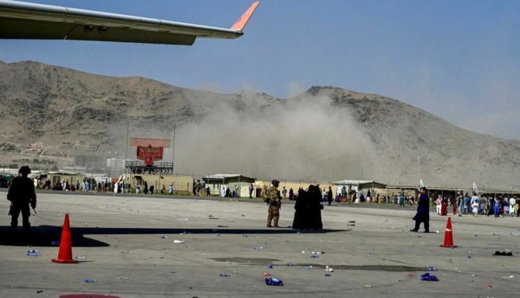 Η στιγμή της έκρηξης στο διεθνές αεροδρόμιο της Καμπούλ, στο Αφγανιστάν (φωτ.: twitter.com/BarzanSadiq)