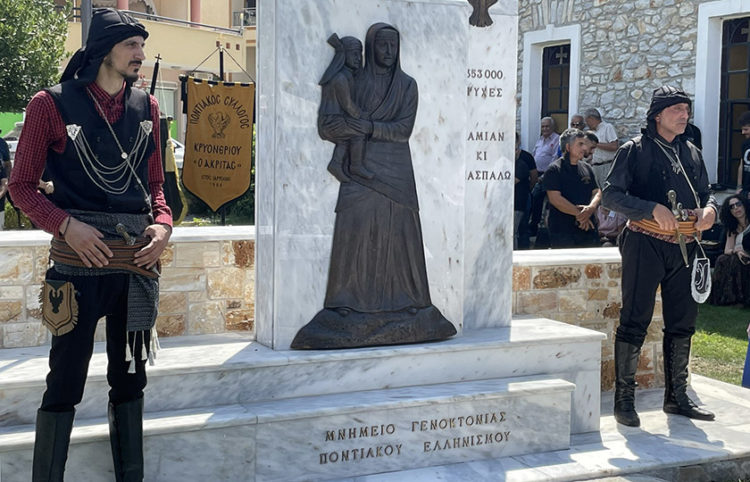 Το μνημείο για τη Γενοκτονία των Ποντίων που τοποθετήθηκε στον Αμυγδαλεώνα Καβάλας (πηγή: Μακάριος Λαζαρίδης)