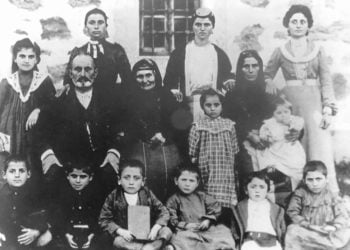 Η οικογένεια του Σπυρίδωνα Μαντίδη από την ενορία Ισχανάντων σε φωτογραφία που τραβήχτηκε στη Σάντα στις αρχές του 20ού αιώνα. Καθήμενοι: Σ. Μαντίδης, η μητέρα του και η γυναίκα του Χριστίνα. Όρθιες από αριστερά οι κόρες Ξανθίππη, Ελένκω, Καλλιόπη και Μάγδα. Κάτω, ο γιος Σωκράτης και πολλά εγγόνια