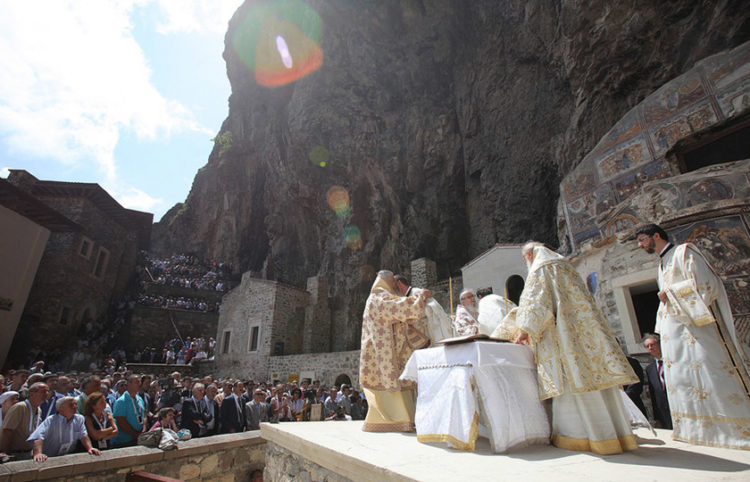 Ο Οικουμενικός Πατριάρχης στην Παναγία Σουμελά στον Πόντο τον Δεκαπενταύγουστο του 2011 (φωτ.: ΑΠΕ-ΜΠΕ / Νίκος Αρβανιτίδης)