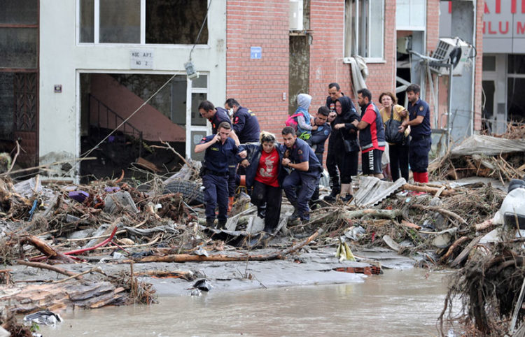 Διασώστες απομακρύνουν κατοίκους από το πλημμυρισμένo Μποζκούρτ στην επαρχία της Κασταμονής (φωτ.: EPA)