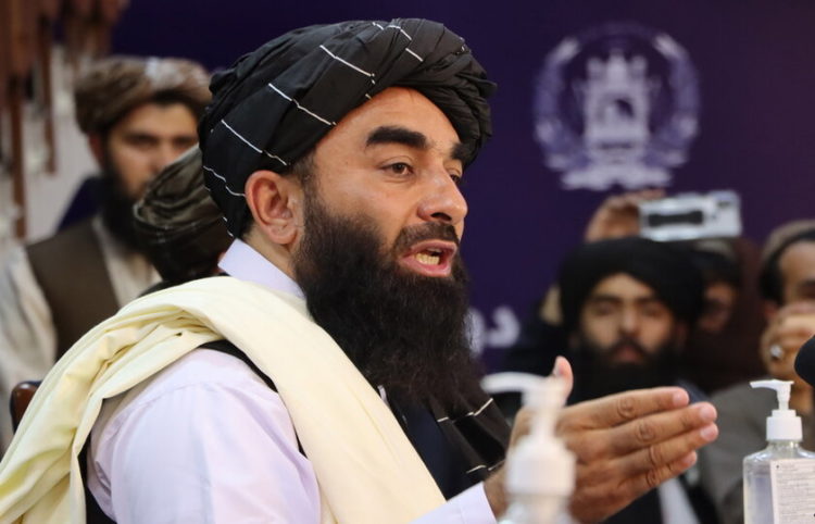 Εκπρόσωπος των Ταλιμπάν μιλάει στους δημοσιογράφους (φωτ.: EPA/ Stringer)