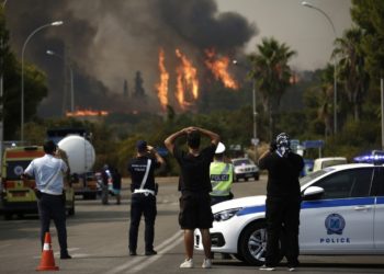 Πολίτες και αστυνομικοί παρακολοθούν από μακρυά τις φλόγες από τη φωτιά που ξέσπασε, σήμερα, σε δασική έκταση στη Βαρυμπόμπη
(φωτ.: ΑΠΕ-ΜΠΕ / Γιάννης Κολεσίδης)