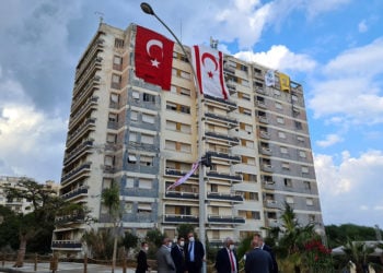 Σημαίες της Τουρκίας και του κατοχικού καθεστώτος κρέμονται σε πολυκατοικία στα Βαρώσια (φωτ.: ΑΠΕ-ΜΠΕ / Μανιάνα Καλογεράκη)