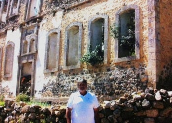 Ο Αχιλλέας Βασιλειάδης στο ερειπωμένο Φροντιστήριο της Αργυρούπολης, το 2002 (φωτ.: αρχείο Αχ. Βασιλειάδη)