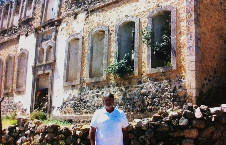 Ο Αχιλλέας Βασιλειάδης στο ερειπωμένο Φροντιστήριο της Αργυρούπολης, το 2002 (φωτ.: αρχείο Αχ. Βασιλειάδη)