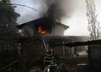 Πυροσβέστες επιχειρούν στην κατάσβεση της φωτιάς στο σπίτι της Κατερίνας και του Χάρη Διγενή, από την πυρκαγιά που ξέσπασε στην περιοχή Κάζα στα Βίλια Αττικής, τη Δευτέρα 23 Αυγούστου 2021 (φωτ.: ΑΠΕ-ΜΠΕ/ Γιάννης Κολεσίδης)