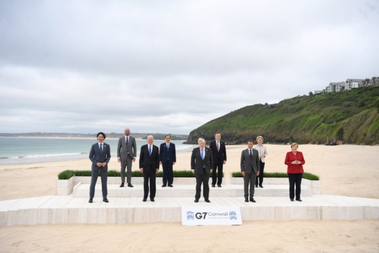 Η αναμνηστική φωτογραφία από τη G7 στην Κορνουάλη της Βρετανίας (φωτ.: EPA/NEIL HALL/INTERNATIONAL POOL)
