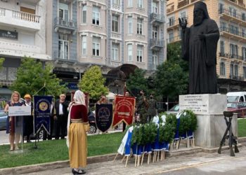 Στιγμιότυπο από την κατάθεση στεφάνων στο άγαλμα του Εθνομάρτυρα Χρυσοστόμου Σμύρνης, στη Θεσσαλονίκη (φωτ.: facebook.com/Σύλλογος Μικρασιατών Ευόσμου)