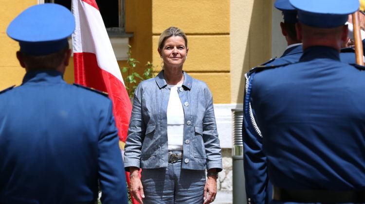 Η υπουργός Άμυνας της Αυστρίας (φωτ.:  EPA/ Fehim Demir)
