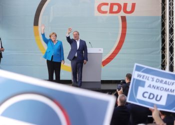 Η απερχόμενη καγκελάριος Άνγκελα Μέρκελ με τον κορυφαίο υποψήφιο του CDU Άρμιν Λάσετ, σε προεκλογική συγκέντρωση στο Άαχεν της Γερμανίας (φωτ.: EPA/FRIEDEMANN VOGEL)