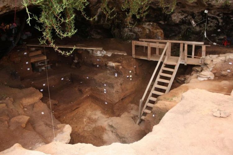 Ανασκαφές στη Σπηλιά των Λαθρεμπόρων, στο Μαρόκο, έφεραν στο φως οστέινα εργαλεία που τα χρησιμοποιούσαν για να φτιάχνουν ρούχα από δέρμα (φωτ.: EPA/REUTERS)