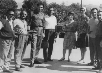 Οι εκπρόσωποι των Ελλήνων του Σουχούμι με το ζεύγος Θεοδωράκη και τη Μαρία Φαραντούρη κατά την επίσκεψή τους στην πόλη, στις 3 Οκτωβρίου 1966 (φωτ.: Αρχείο της Χαρίκλειας Μηταφίδη-Κυριάκου)