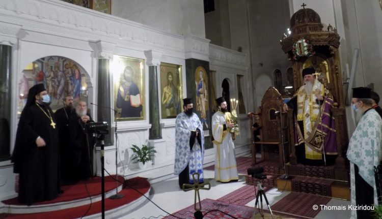 Ο μητροπολίτης Νέας Κρήνης & Καλαμαριάς καλωσορίζει τον ηγούμενο της Μονής Παναχράντου γέροντα Ευδόκιμο. Δίπλα του ο προϊστάμενος του ιερού ναού Αγίου Παντελεήμονα Αρχ. Βαρθολομαίος Κωτούλας (φωτ. Θωμαΐς Κιζιρίδου)