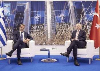 Κυριάκος Μητσοτάκης και Ρετζέπ Ταγίπ Ερντογάν κατά τη διάρκεια της συνάντησής τους στην έδρα του NATO, στις Βρυξέλλες, τον Ιούνιο του 2021 (φωτ.: EPA / Dimitris Papamitsos)