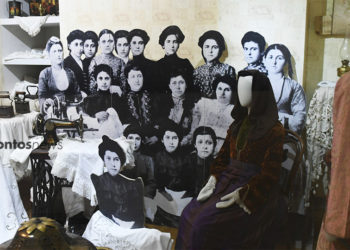 «Χάρτινες» γυναίκες στο Μουσείο «Κεντώντας τη Μνήμη» της Μέριμνας Ποντίων Κυριών Θεσσαλονίκης (φωτ.: Φίλιππος Φασούλας)