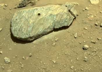 Εικόνα από το σημείο που τρύπησε το Perseverance για να πάρει δείγμα από βράχο στον πλανήτη Άρη (φωτ.: NASA/JPL-Caltech)