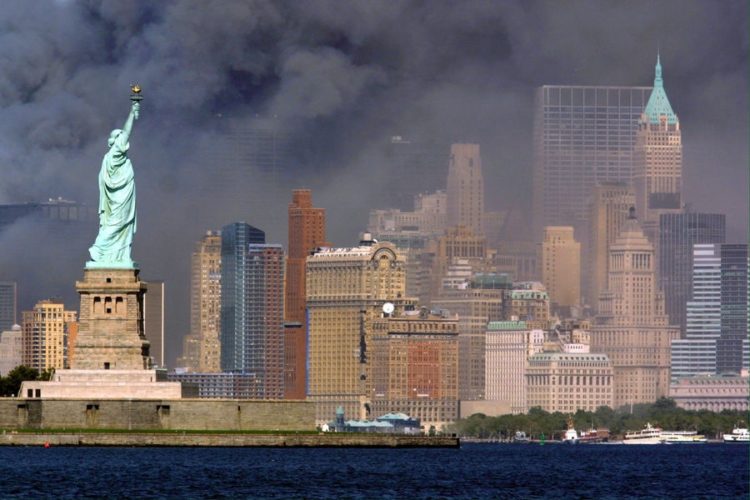 Το Άγαλμα της Ελευθερίας «αγναντεύει το Μανχάταν», αργά το απόγευμα της Τρίτης 11 Σεπτεμβρίου 2001, ενώ η Νέα Υόρκη καλύπτεται από καπνό μετά την κατάρρευση των Δίδυμων Πύργων στο Παγκόσμιο Κέντρο Εμπορίου (φωτ. αρχείου: EPA PHOTO-DPA-HUBERT MICHAEL BOESL)