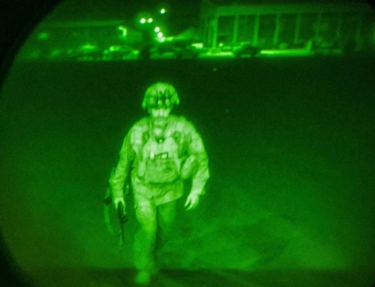 Φωτογραφία του υποστράτηγουΚρις Ντόναχιου της 82ης Αερομεταφερόμενης Μεραρχίας, που ετοιμάζεται να επιβιβαστεί σε C-17 και να εγκαταλείψει το Αφγανιστάν (φωτ.: EPA/Jack Holt / HANDOUT)