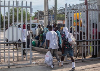 Μετανάστες, που απελάθηκαν από τις ΗΠΑ, γυρίζουν στην Αϊτή (φωτ.: EPA/ Richard Pierrin)