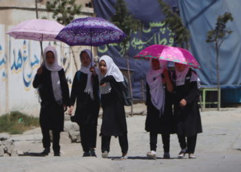 Νεαρές μαθήτριες φεύγουν από το σχολείο στην Καμπούλ (φωτ.: EPA/ Stringer)
