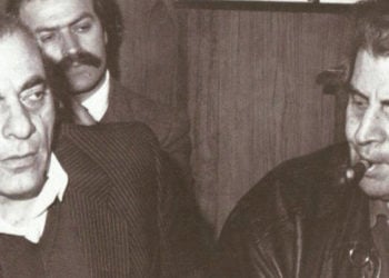 Ο Στέλιος Καζαντζίδης με τον Μίκη Θεοδωράκη το 1982, σε δικαστική αίθουσα για τη διαμάχη μεταξύ της Ένωσης Δημιουργών Ελληνικού Τραγουδιού και της Ένωσης Μουσικών Συνθετών Ελλάδας (πηγή: αρχείο Πάνου Γεραμάνη)