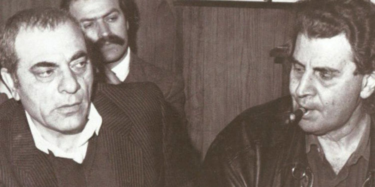 Ο Στέλιος Καζαντζίδης με τον Μίκη Θεοδωράκη το 1982, σε δικαστική αίθουσα για τη διαμάχη μεταξύ της Ένωσης Δημιουργών Ελληνικού Τραγουδιού και της Ένωσης Μουσικών Συνθετών Ελλάδας (πηγή: αρχείο Πάνου Γεραμάνη)